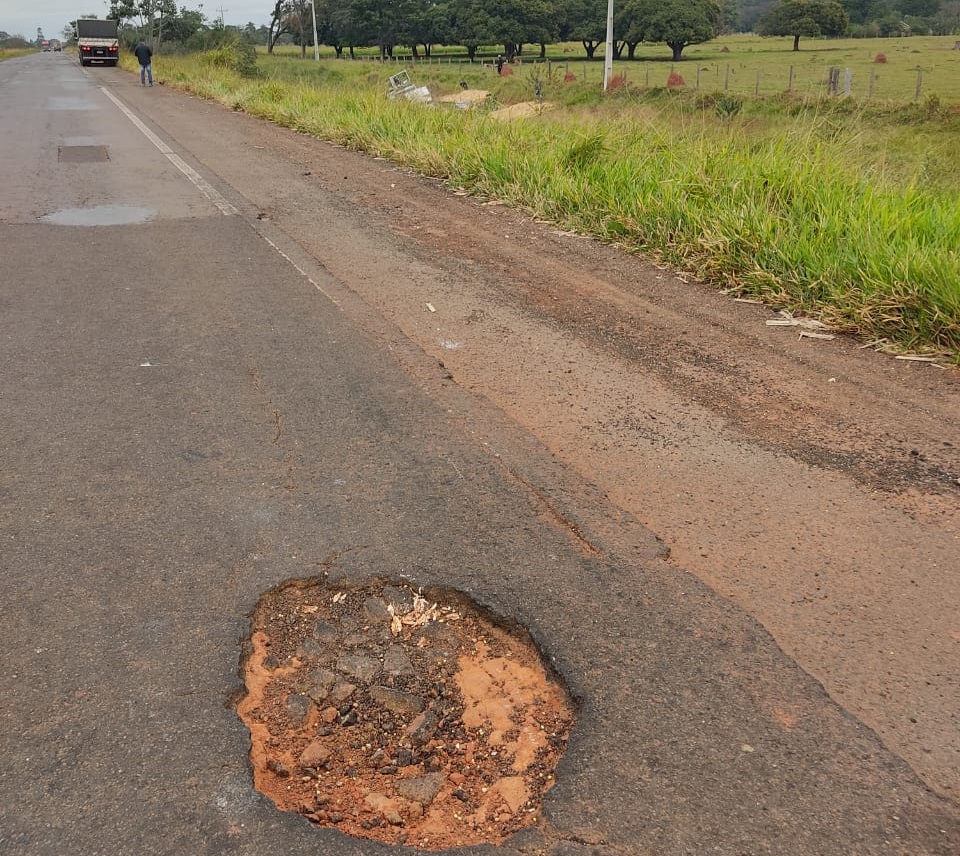 Buraco na rodovia que liga o anel viário - Foto: WhatsApp/Jornal da Nova